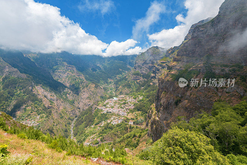 Miradouro do Curral das Freiras的视角与壮观的尼姑山谷在马德拉岛